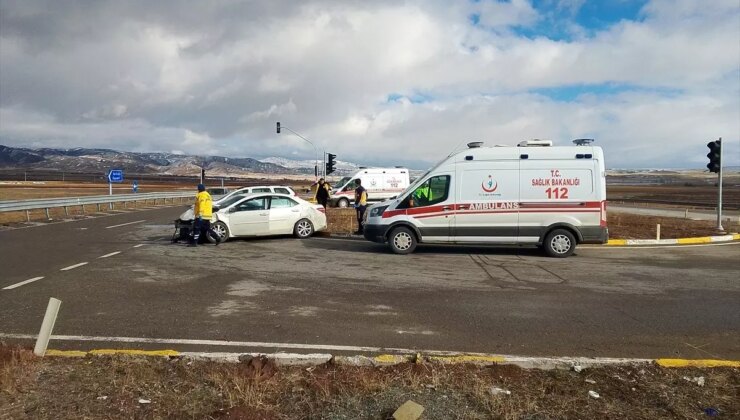 Sivas’ta Trafik Kazası: İki Sürücü Yaralandı